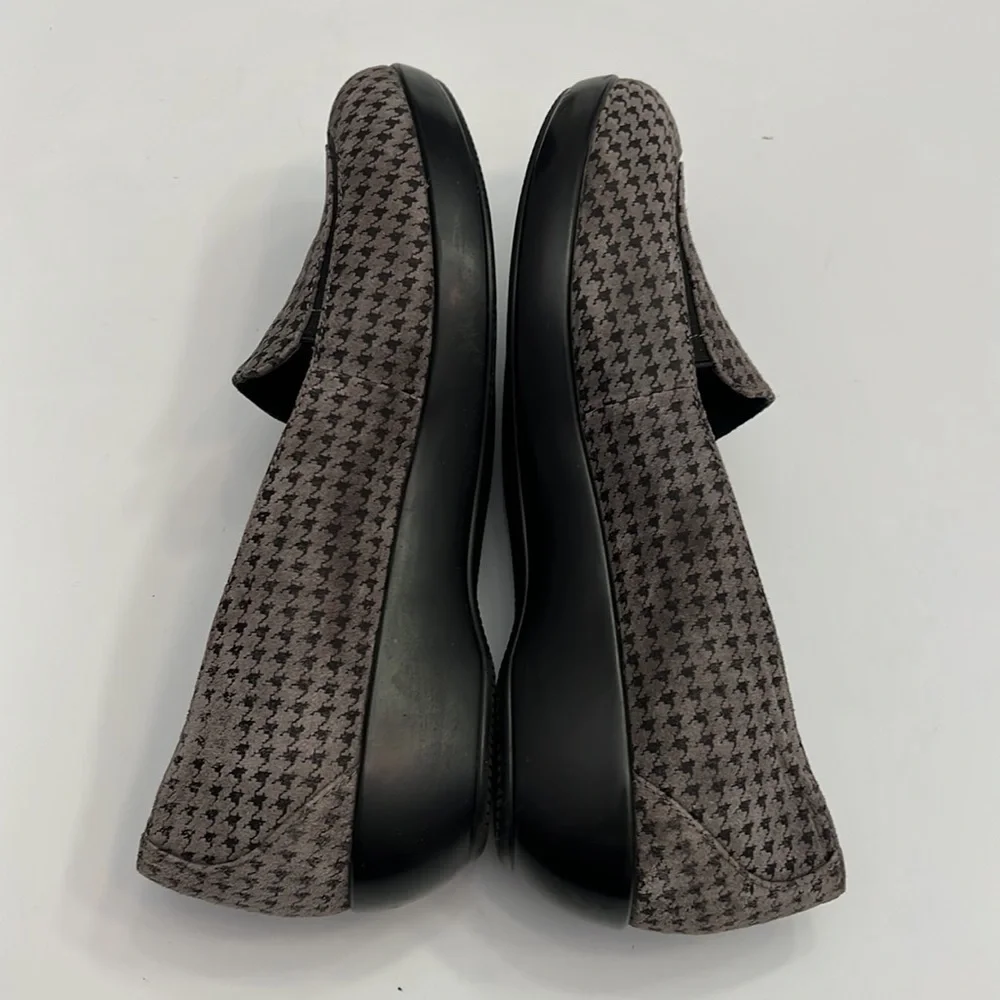 Dansko “Debra” leather slip on wedge loafer in houndstooth size 41 = 10.5/11